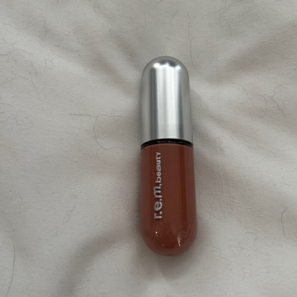 R.E.M. Beauty Liquid Lipstick in ‘Leave a Message’